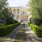 Villa Rotondo, edificata nel 1912 e che dopo aver ospitato una scuola materna negli anni 40 ora � sede di una discoteca.  All�elegante edificio di color crema si accede attraverso una scalinata che si trova a sinistra della struttura 